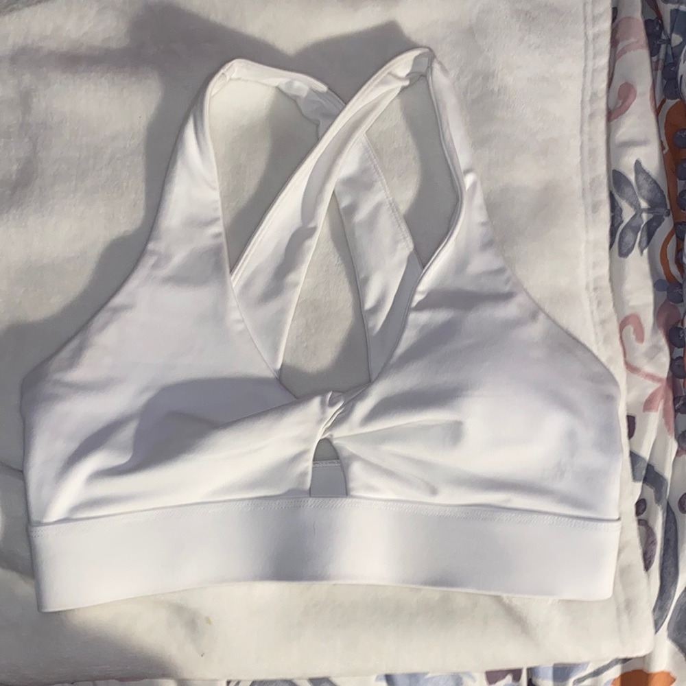 Fabletics Oasis Twist Medium Impact Sports Bra|white|size medium